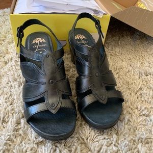 NWT DANSKO SHOES. SIZE 40.